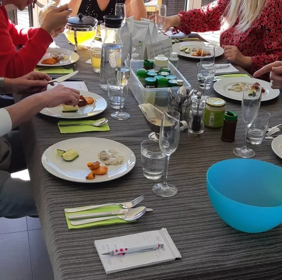 Kochkurs: gemeinsames Essen am Tisch