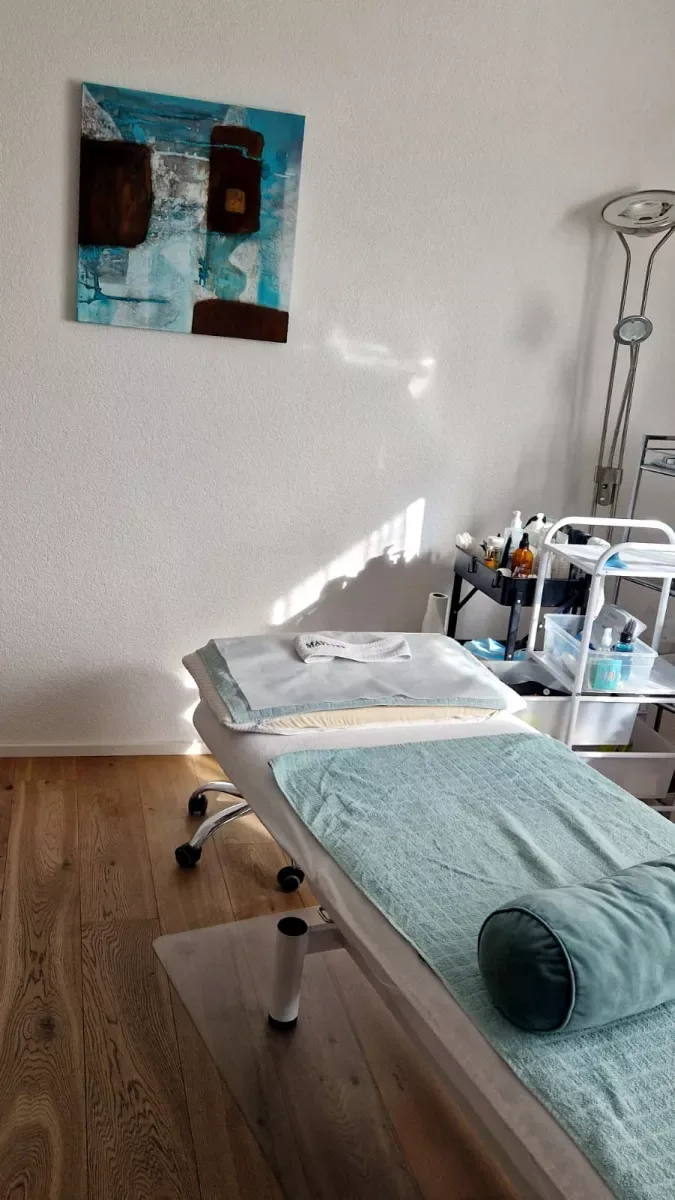 Behandlungsliege in der Praxis Wohl und Vital